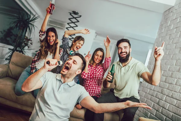 Grupp Vänner Som Spelar Karaoke Hemma Begreppet Vänskap Hemunderhållning Och — Stockfoto