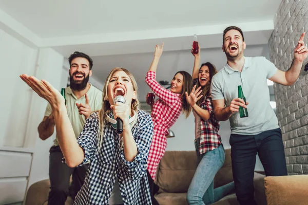 Group Friends Playing Karaoke Home Concept Friendship Home Entertainment People — Stock Photo, Image