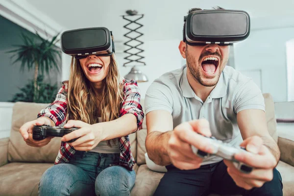 Nuori Hauska Pari Pelaa Videopelejä Virtuaalitodellisuus Lasit Asunnossaan — kuvapankkivalokuva