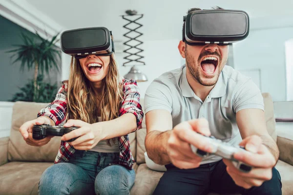 Joven Pareja Divertida Jugando Videojuegos Gafas Realidad Virtual Apartamento —  Fotos de Stock