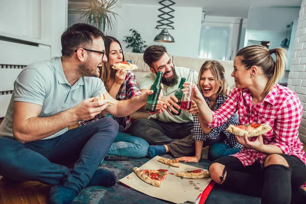 Grupo Jovens Amigos Comendo Pizza Home Partido — Fotografia de Stock