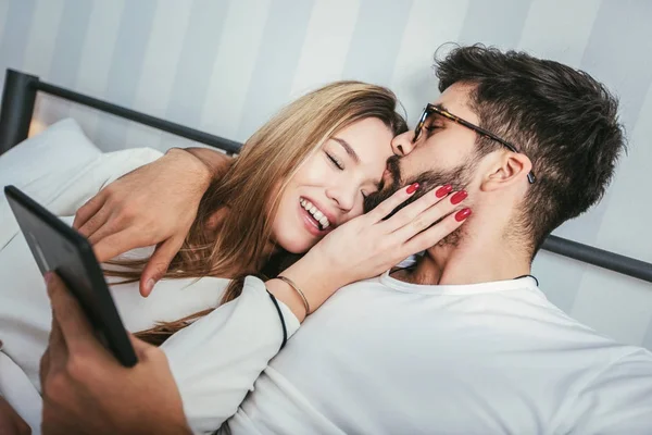 Joven Pareja Atractiva Cama Utilizando Tableta Digital — Foto de Stock