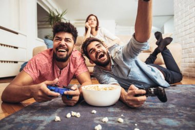 Arkadaş grubu play video oyunları birlikte.