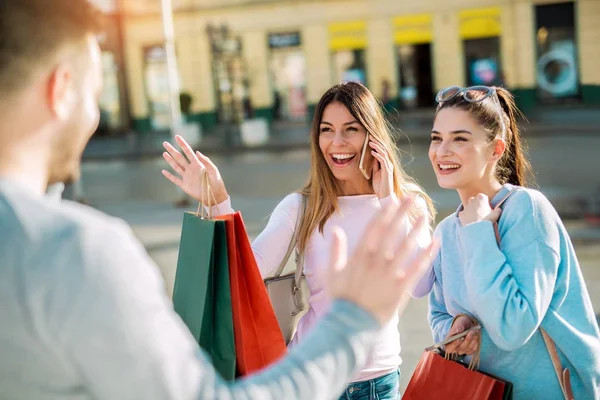 Feliz Amigos Compras Jovens Amigos Gostam Fazer Compras Cidade — Fotografia de Stock