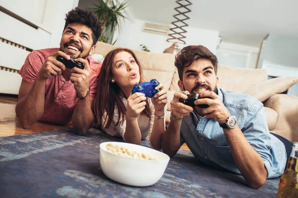 Grupo Amigos Juegan Videojuegos Juntos —  Fotos de Stock