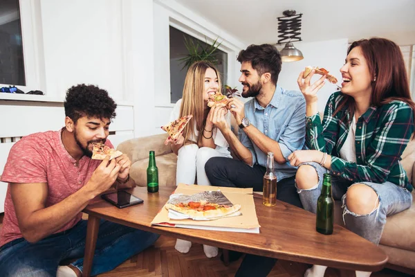 Pizza Yiyen Bir Grup Genç Arkadaş Partisi Fast Food Konsepti — Stok fotoğraf