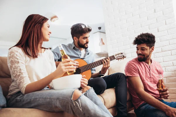 Gruppe Fröhlicher Junger Freunde Amüsiert Sich Und Trinkt Bier Der — Stockfoto