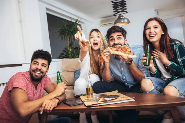 Група Молодих Друзів Їсть Піцу Домашня Вечірка Концепція Швидкого Харчування — стокове фото