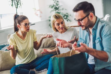 Guy alışveriş ve gösteri ne aldılar sonra çanta ile evde oturan genç kadın