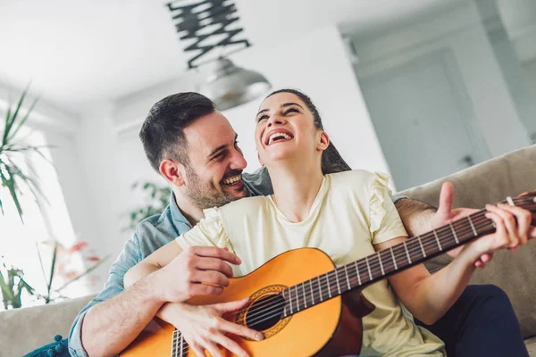 Pareja Cariñosa Con Guitarra Habitación Casa — Foto de Stock