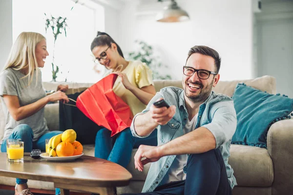 Mujeres Jóvenes Sentadas Casa Con Bolsas Después Compras Hombre Joven — Foto de Stock