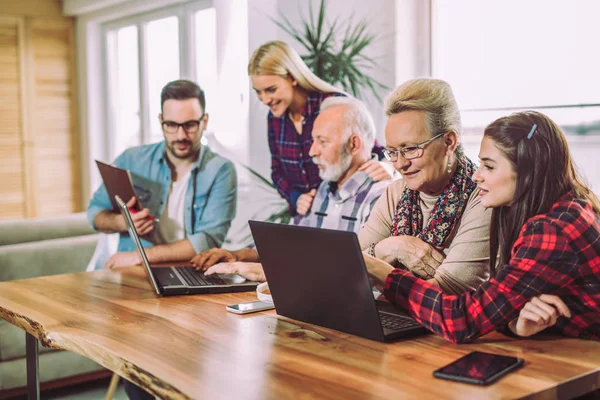 Junge Freiwillige Helfen Senioren Computer — Stockfoto