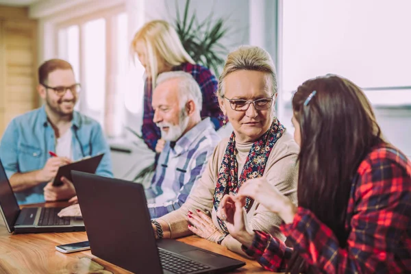 Junge Freiwillige Helfen Senioren Computer — Stockfoto