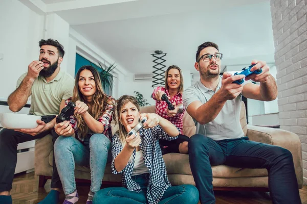 Grupo Amigos Juegan Videojuegos Juntos Casa Divirtiéndose —  Fotos de Stock