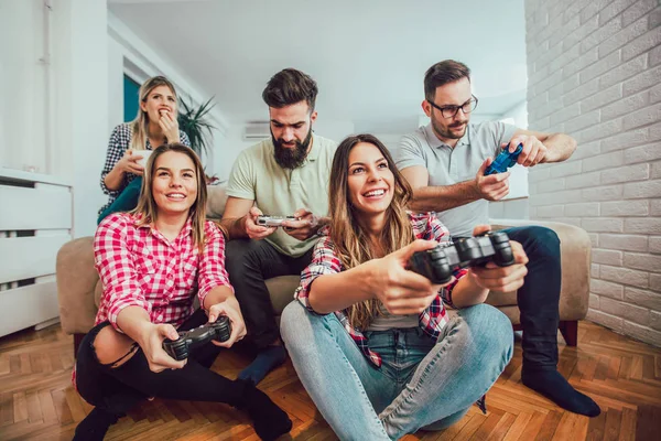 Gruppo Amici Giocare Videogiochi Insieme Casa Divertirsi — Foto Stock