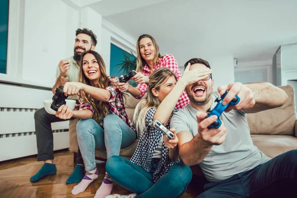 Grupo Amigos Juegan Videojuegos Juntos Casa Divirtiéndose — Foto de Stock