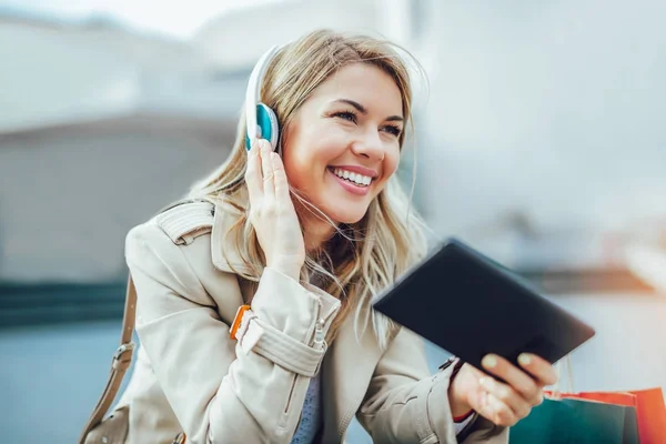 Mulher Feliz Assistindo Conteúdo Mídia Tablet Digital — Fotografia de Stock