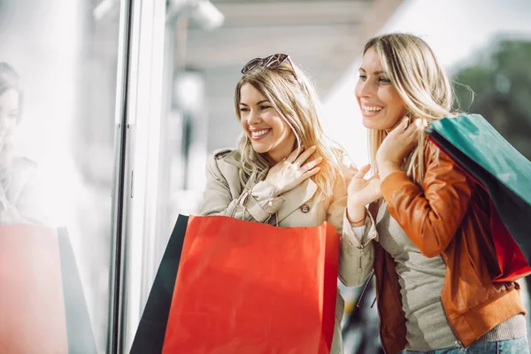 Щасливі Друзі Купують Дві Красиві Молоді Жінки Насолоджуються Покупками — стокове фото