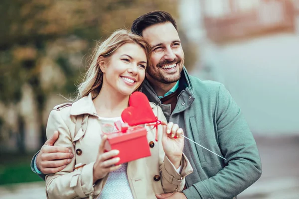 Verliefde Paar Man Zijn Vriendin Met Een Cadeau Verrassend — Stockfoto