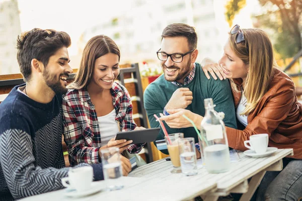 Bir Grup Arkadaş Birlikte Kahve Içiyorlar Kadın Iki Erkek Kafede — Stok fotoğraf