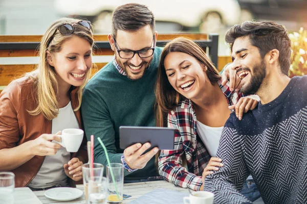 Grupo Quatro Amigos Divertindo Café Juntos Duas Mulheres Dois Homens — Fotografia de Stock