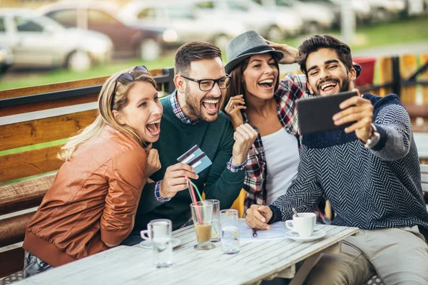 Grupo Cuatro Amigos Divirtiéndose Tomando Café Juntos Dos Mujeres Dos — Foto de Stock