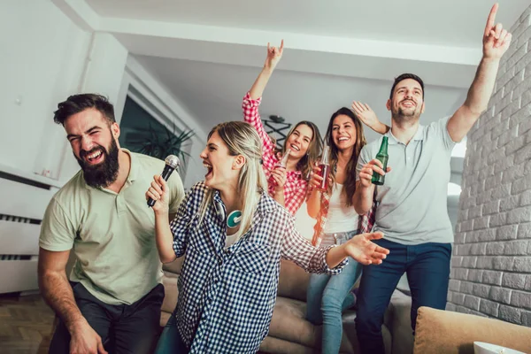 Grupa Przyjaciół Grająca Karaoke Domu Koncepcja Przyjaźni Rozrywki Domowej Ludzi — Zdjęcie stockowe