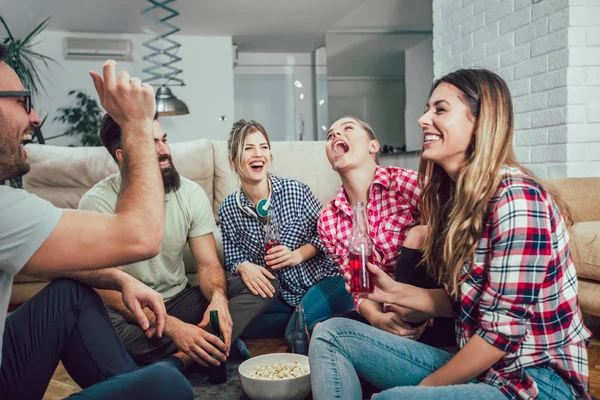 Group Happy Young Friends Having Fun Drinking Beer Home Interior — Stock Photo, Image