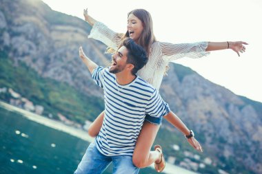 Denizin kenarında yaz zaman zevk aşk, Çift.