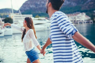 Denizin kenarında yaz zaman zevk aşk, Çift.