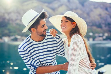 Denizin kenarında yaz zaman zevk aşk, Çift.