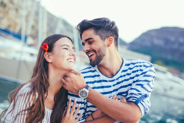 Verliebtes Paar Das Den Sommer Meer Genießt — Stockfoto