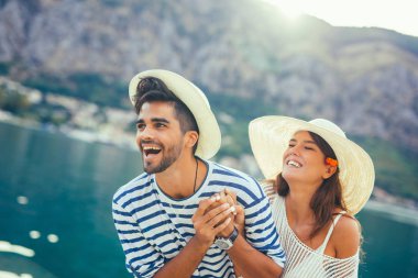 Denizin kenarında yaz zaman zevk aşk, Çift.