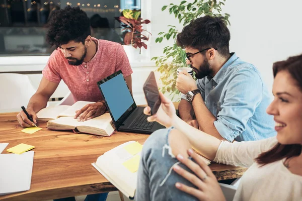 Grupo Estudiantes Estudian Casa Aprender Prepararse Para Examen Universitario — Foto de Stock