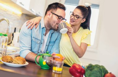 Sabahları kahvaltı sahip çift