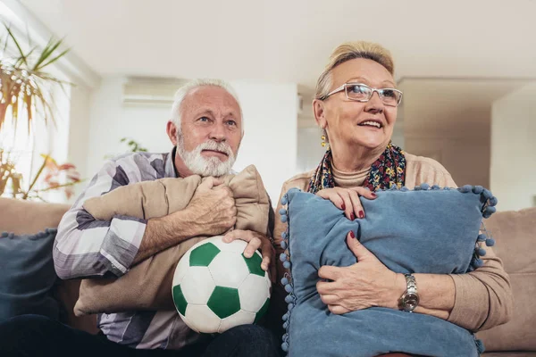 Feliz Pareja Ancianos Viendo Fútbol Televisión Celebrando Victoria Casa — Foto de Stock