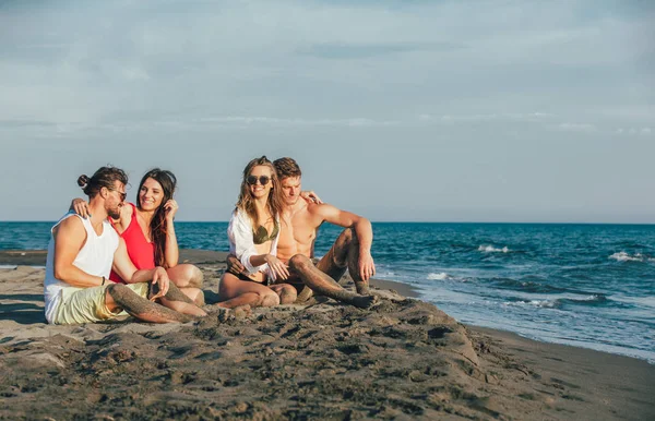 Grupo Amigos Juntos Playa Divirtiéndose — Foto de Stock