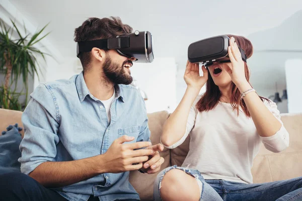 Jeune Homme Femme Tenue Décontractée Portent Les Lunettes Réalité Virtuelle — Photo