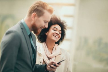 Akıllı telefon açık havada kullanarak mutlu iş Çift