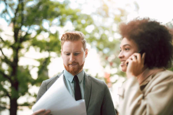 Gelukkig Business Paar Met Behulp Van Slimme Telefoon Buitenshuis — Stockfoto