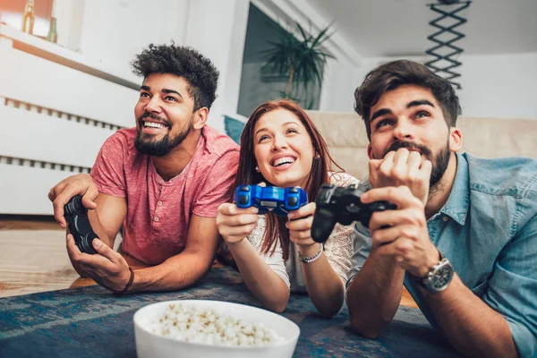 Grupo Amigos Juegan Videojuegos Juntos — Foto de Stock