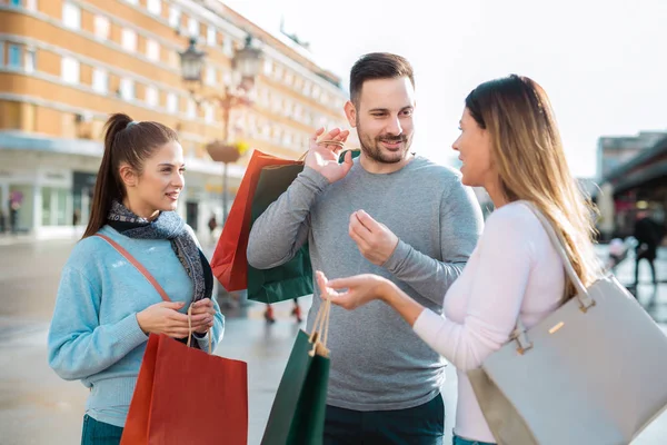 Glückliche Freunde beim Einkaufen. junge Freunde genießen Shopping im c — Stockfoto