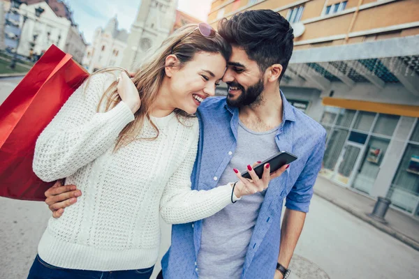 Feliz Pareja Compras Juntos Divertirse — Foto de Stock