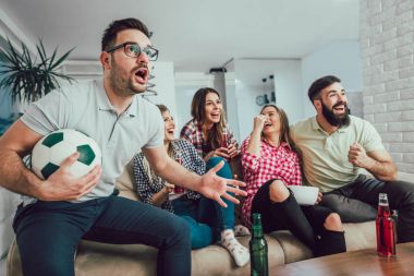 Mutlu arkadaş ya da tv ve celebra futbol izlerken futbol taraftarları