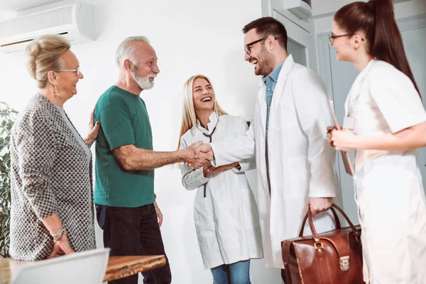 Gruppe junger Ärzte beim Hausbesuch Senioren — Stockfoto