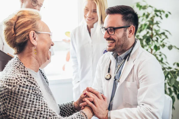 Groep Van Jonge Arts Tijdens Huis Bezoek Senior Mensen — Stockfoto