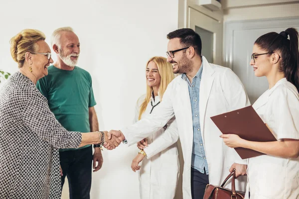 Groupe de jeunes médecins pendant la visite à domicile personnes âgées — Photo