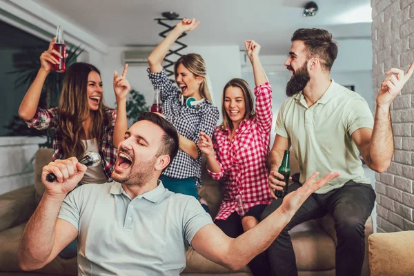 Grupo de amigos jugando karaoke en casa. Concepto acerca de friendsh —  Fotos de Stock