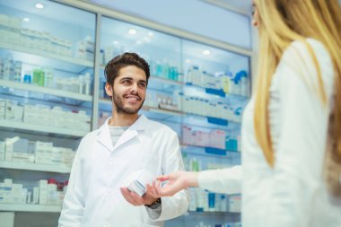 Deneyimli eczacı modern eczane kadın müşteri danışmanlık