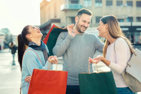 Des Amis Heureux Faisant Shopping Jeunes Amis Qui Aiment Faire — Photo